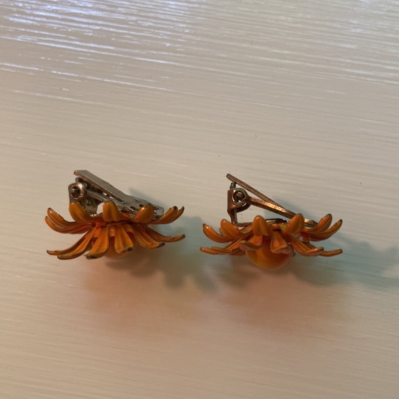 Vintage Orange Enamel Daisy Clip On Earrings - Picture 4 of 5
